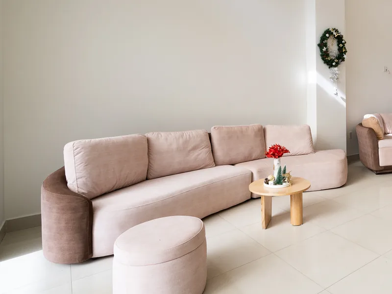 Sảnh chờ khách sạn Ngọc Nguyên Anh với bộ sofa lớn và trần cao
