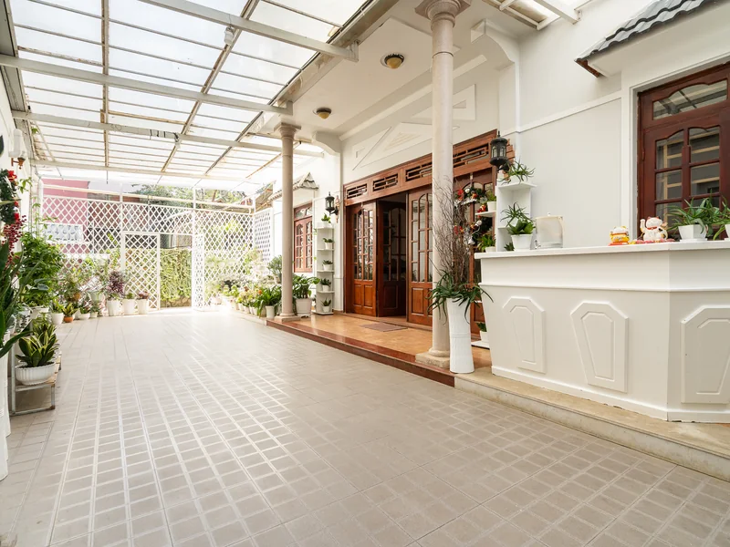 Lối vào và sân trong khu Villa khách sạn Ngọc Nguyên Anh