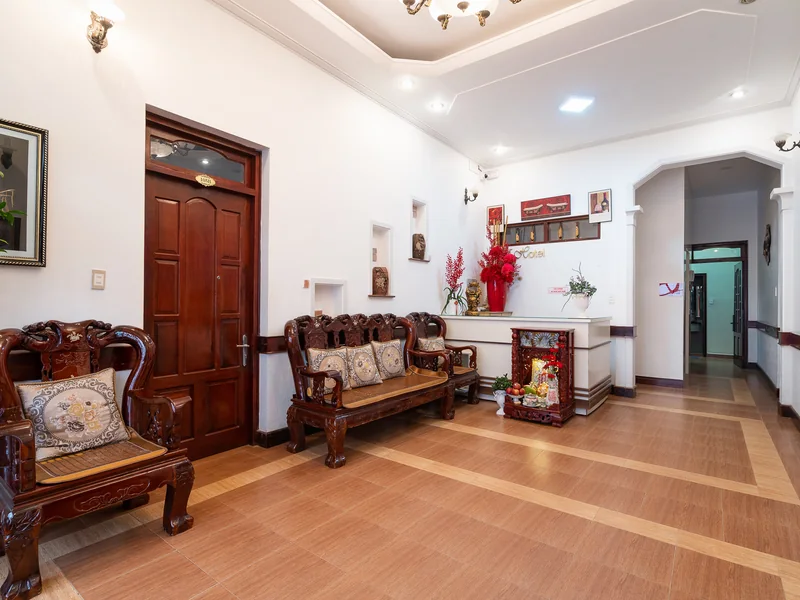 Góc tiếp khách khu Villa, ghế gỗ chạm kiểu nhà cổ, khách sạn Ngọc Nguyên Anh