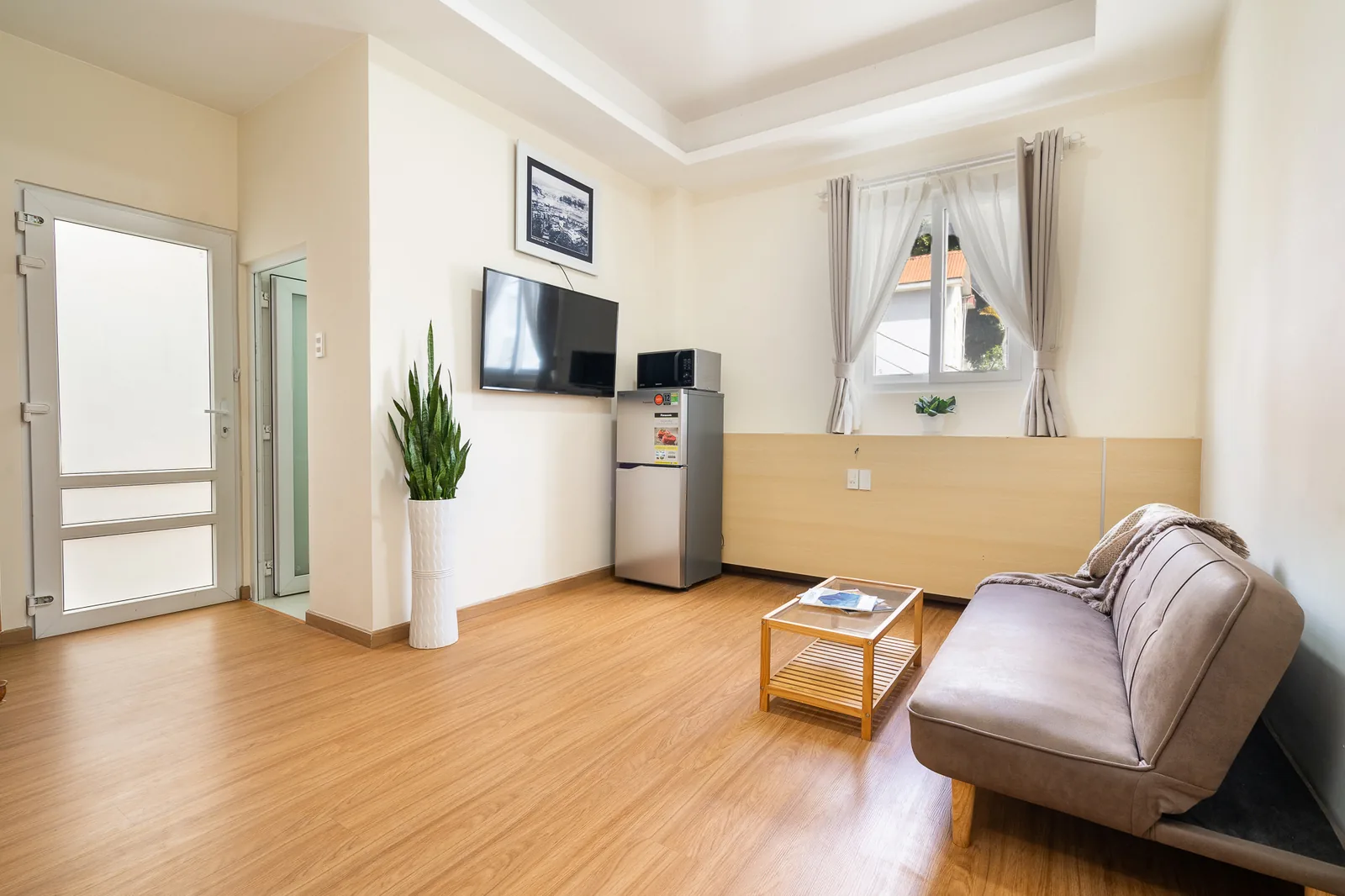 Khu ghế sofa và bàn trà nhỏ trong phòng Suite Family