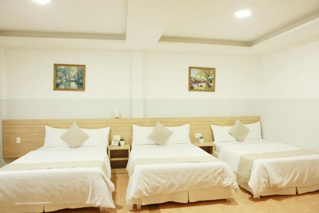 Ba giường 1.4m xếp cạnh nhau trong phòng Suite Family