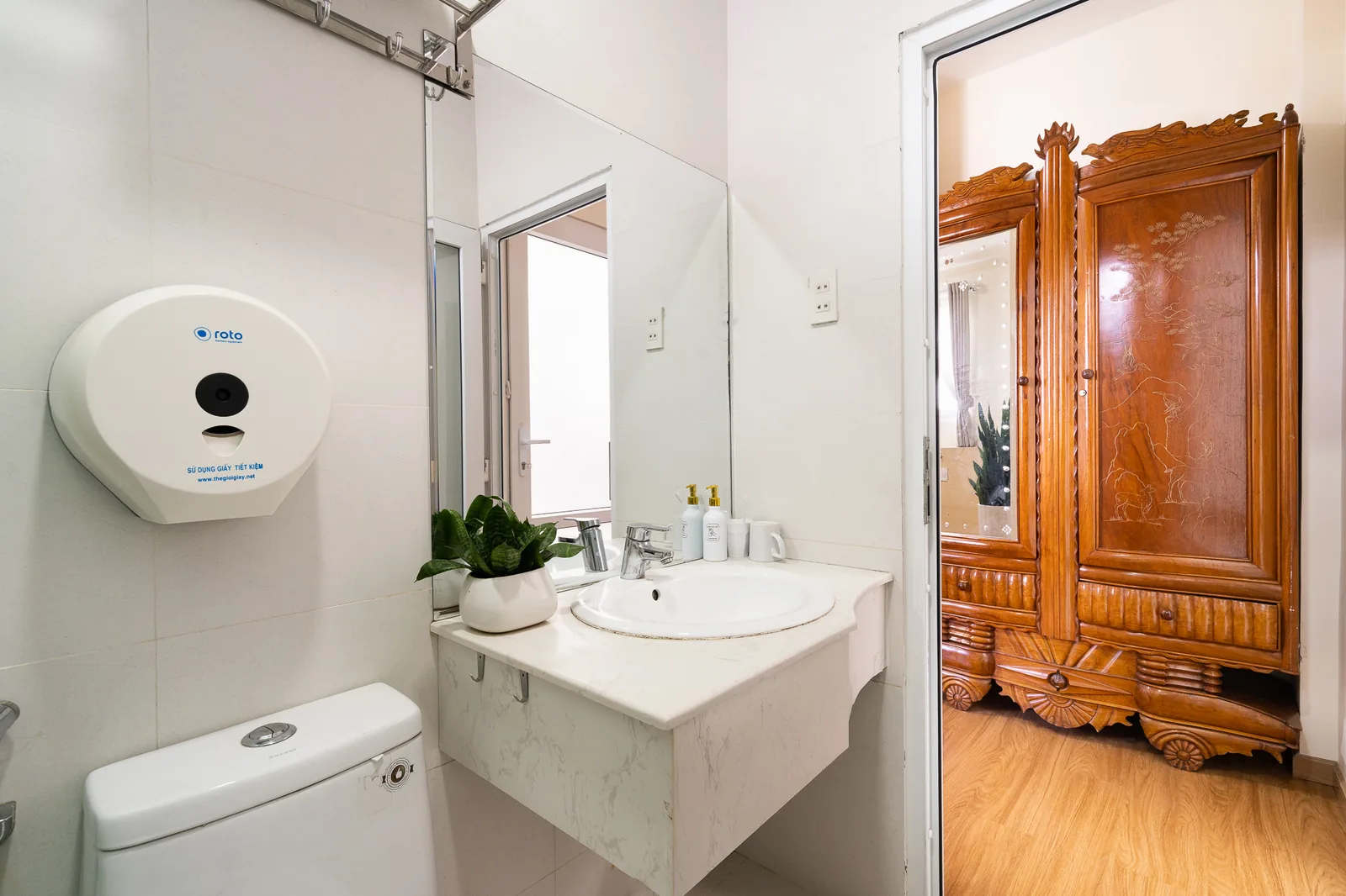 Phòng tắm với bồn rửa và tủ gỗ trong phòng Suite Family