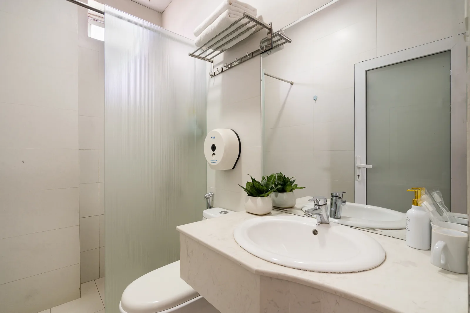 Bồn rửa và buồng sen trong phòng tắm phòng Suite Family