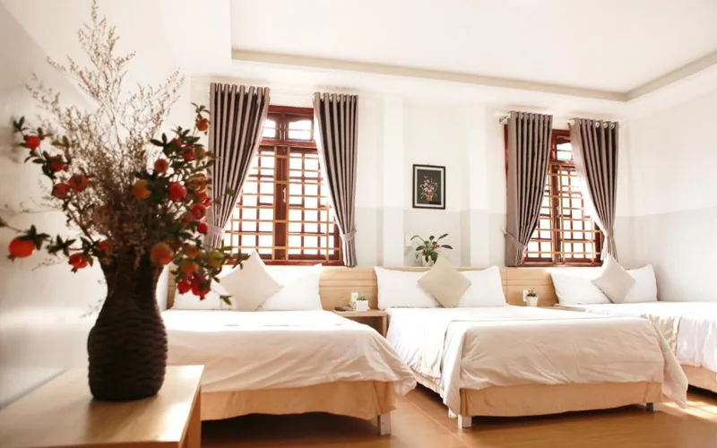 Phòng Gia Đình — ba giường, không gian rộng nhất cho nhóm đông, khách sạn Ngọc Nguyên Anh