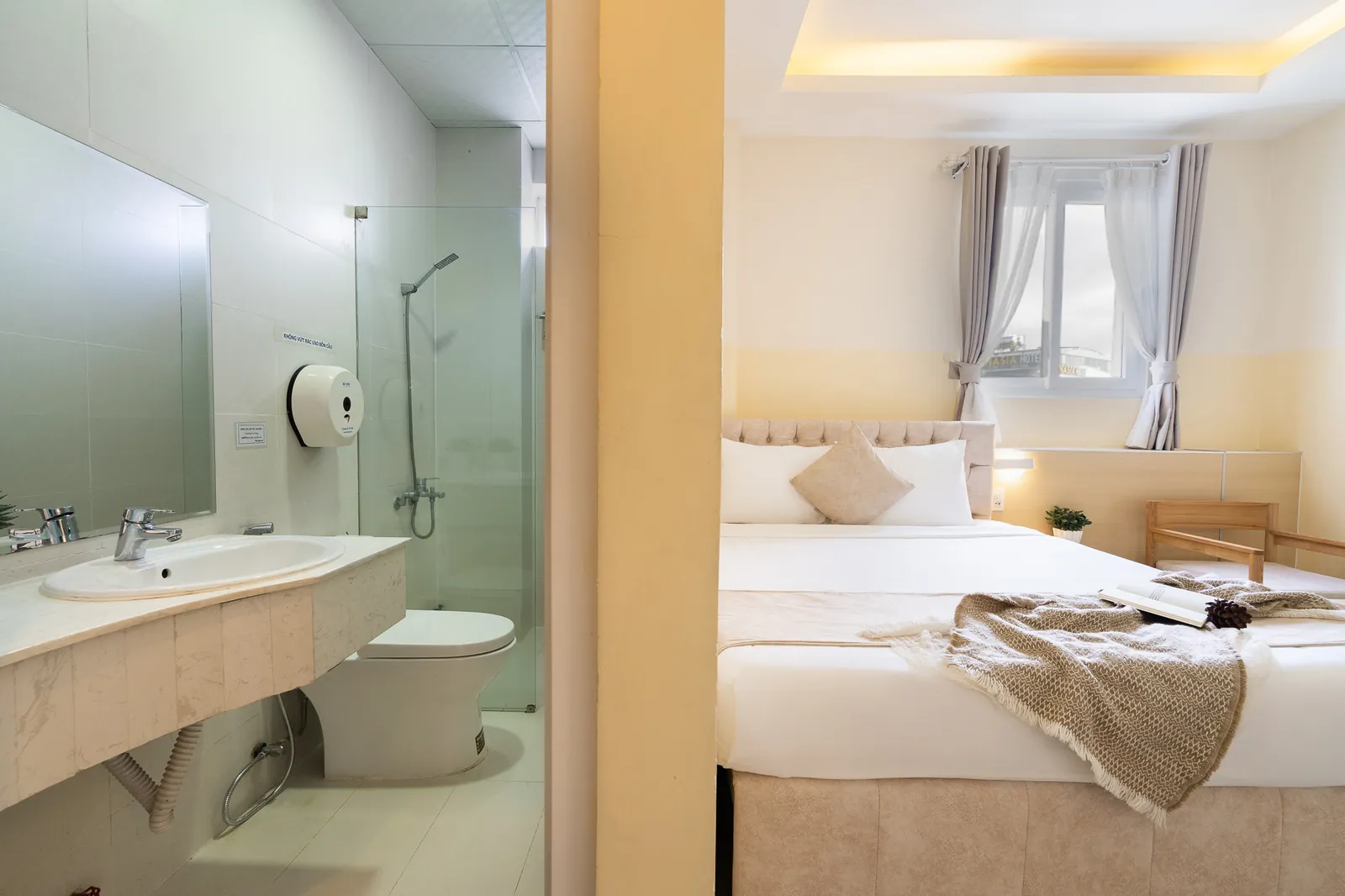Phòng tắm của phòng Deluxe với buồng sen kính và bồn rửa