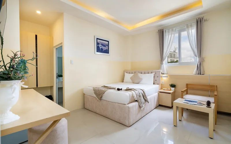 Phòng Đơn Cửa Sổ Rộng — không gian rộng, bàn làm việc, khách sạn Ngọc Nguyên Anh Đà Lạt