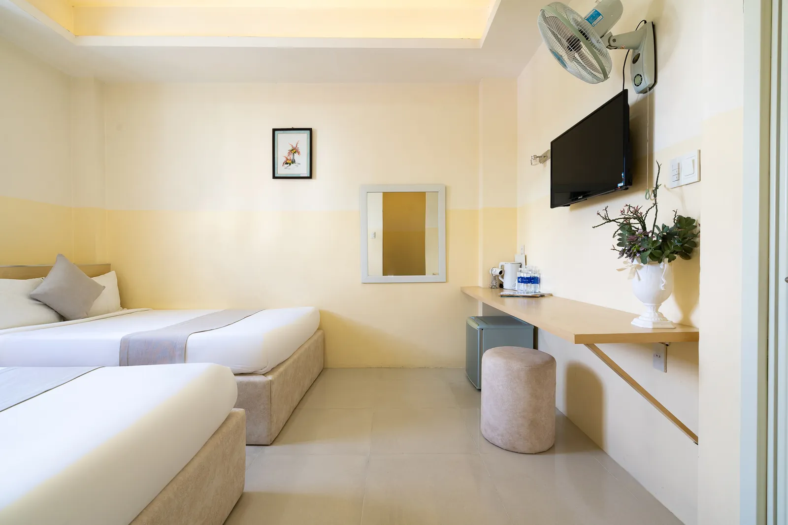 Hai giường và bàn nhỏ treo tường trong phòng Family
