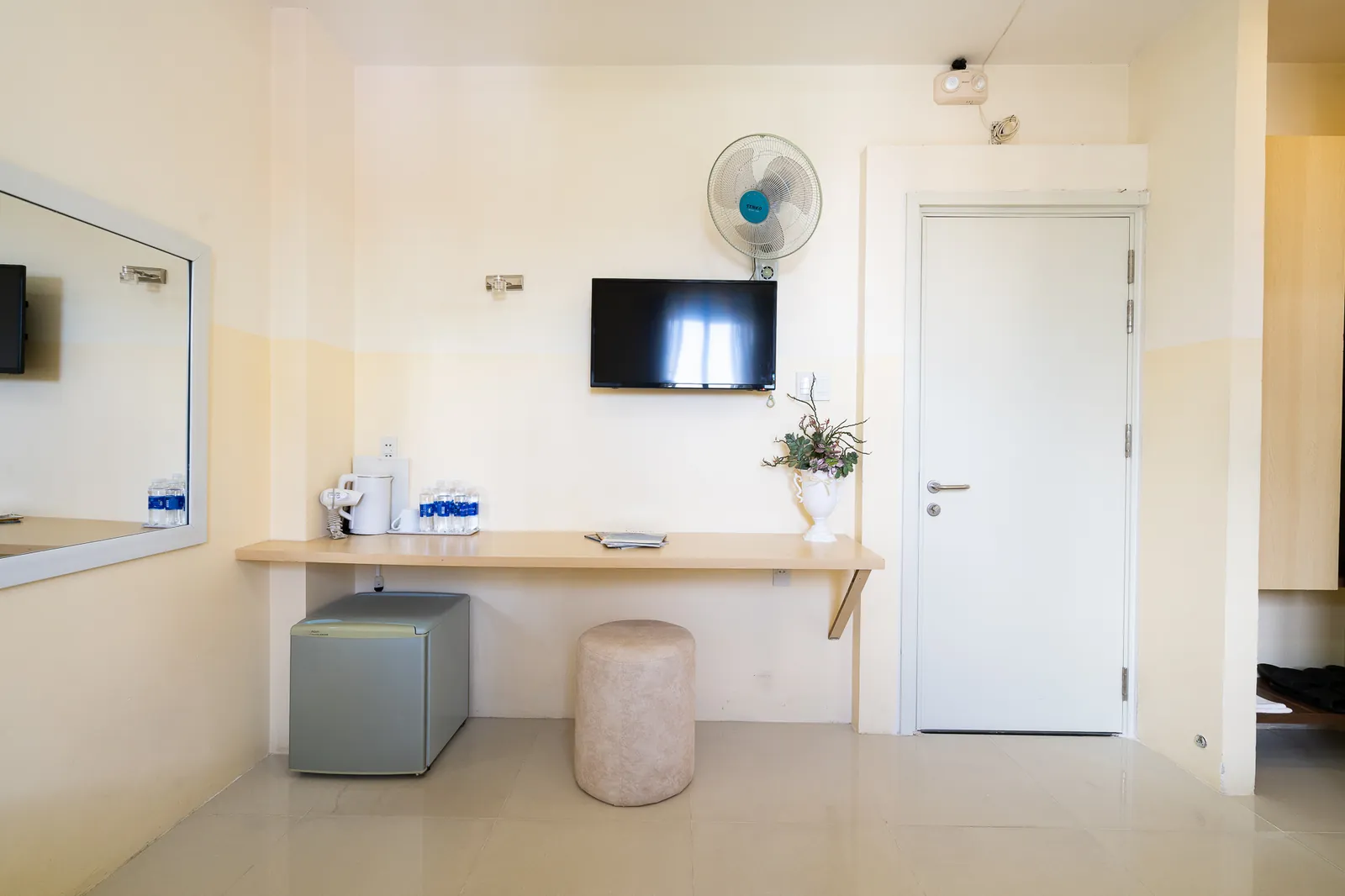 Bàn nhỏ và cửa ra vào trong phòng Family