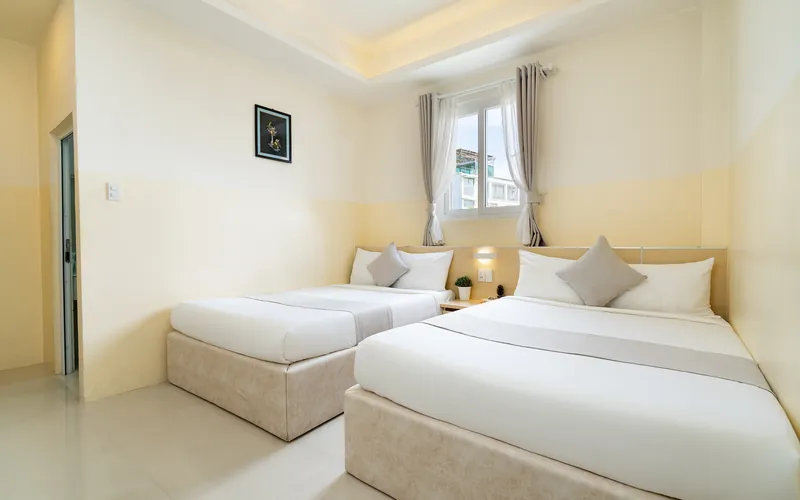 Phòng Đôi Cửa Sổ — hai giường 1.4m, phù hợp gia đình, khách sạn Ngọc Nguyên Anh Đà Lạt