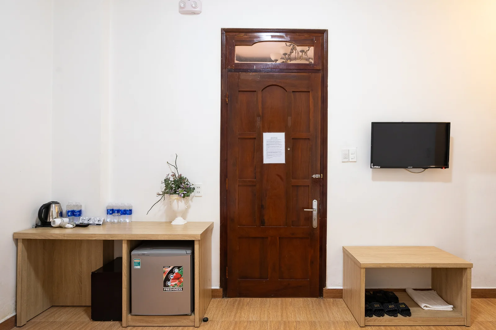 Bàn nhỏ và cửa ra vào trong phòng Family khu Villa