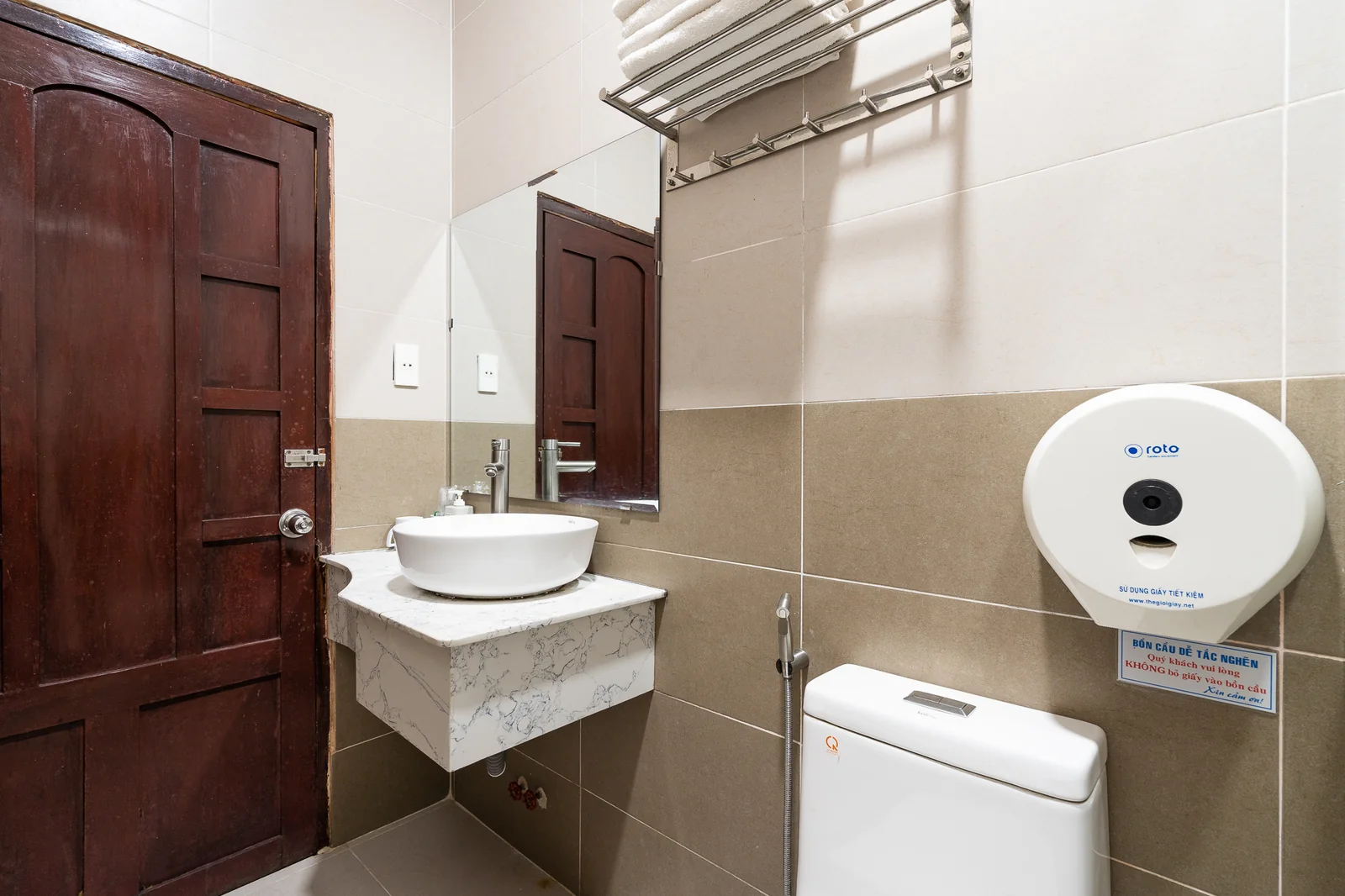 Bồn rửa và bồn cầu trong phòng tắm phòng Family khu Villa