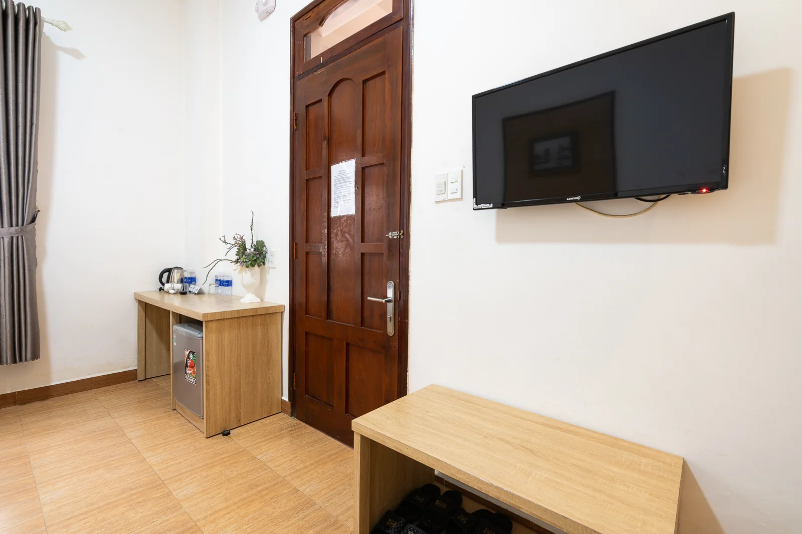 Góc bàn và băng ghế trong phòng Family khu Villa