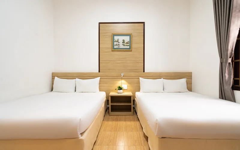 Phòng Đôi Cửa Sổ Villa — khu nhà cổ, hai giường 1.6m, khách sạn Ngọc Nguyên Anh Đà Lạt