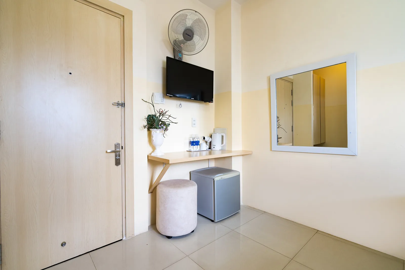 Góc cửa ra vào và bàn nhỏ treo tường trong phòng Superior