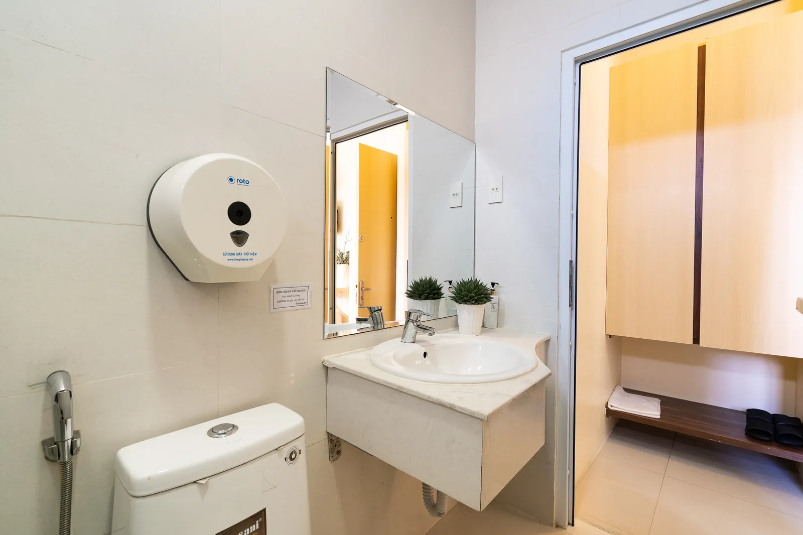 Phòng tắm của phòng Superior với bồn rửa, gương và bồn cầu