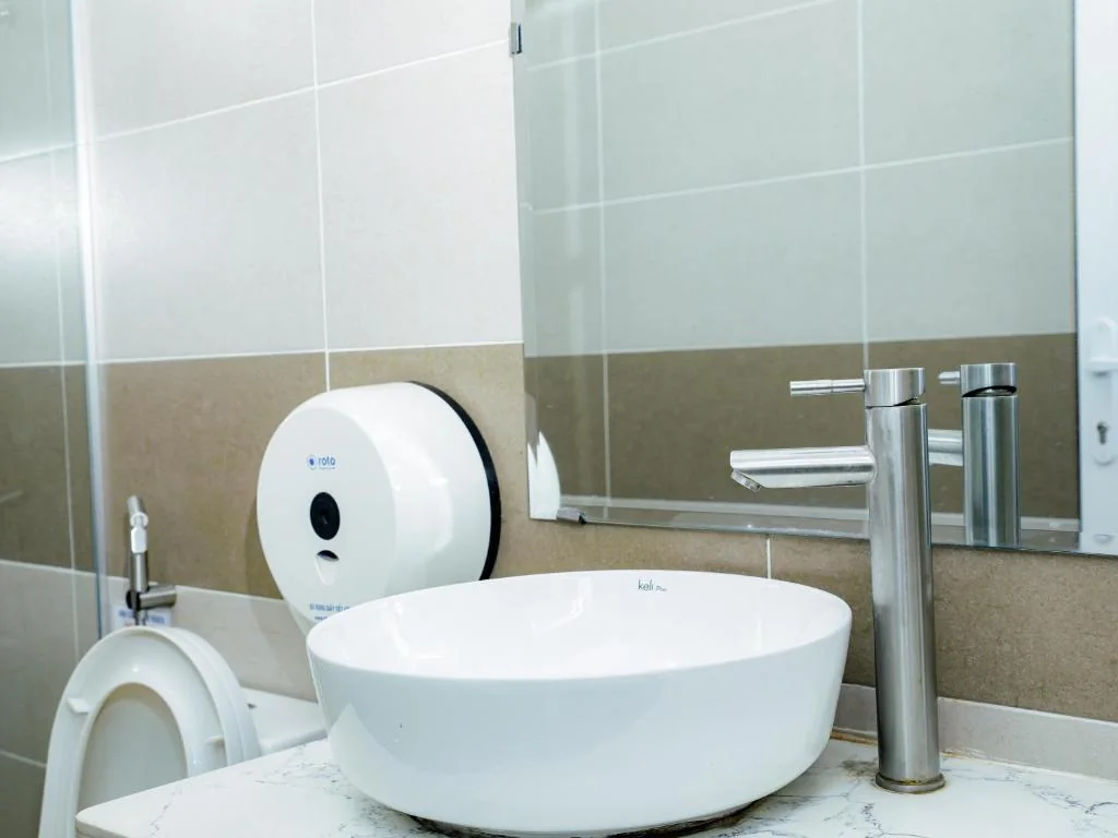 Bồn rửa và vòi trong phòng tắm phòng Superior khu Villa