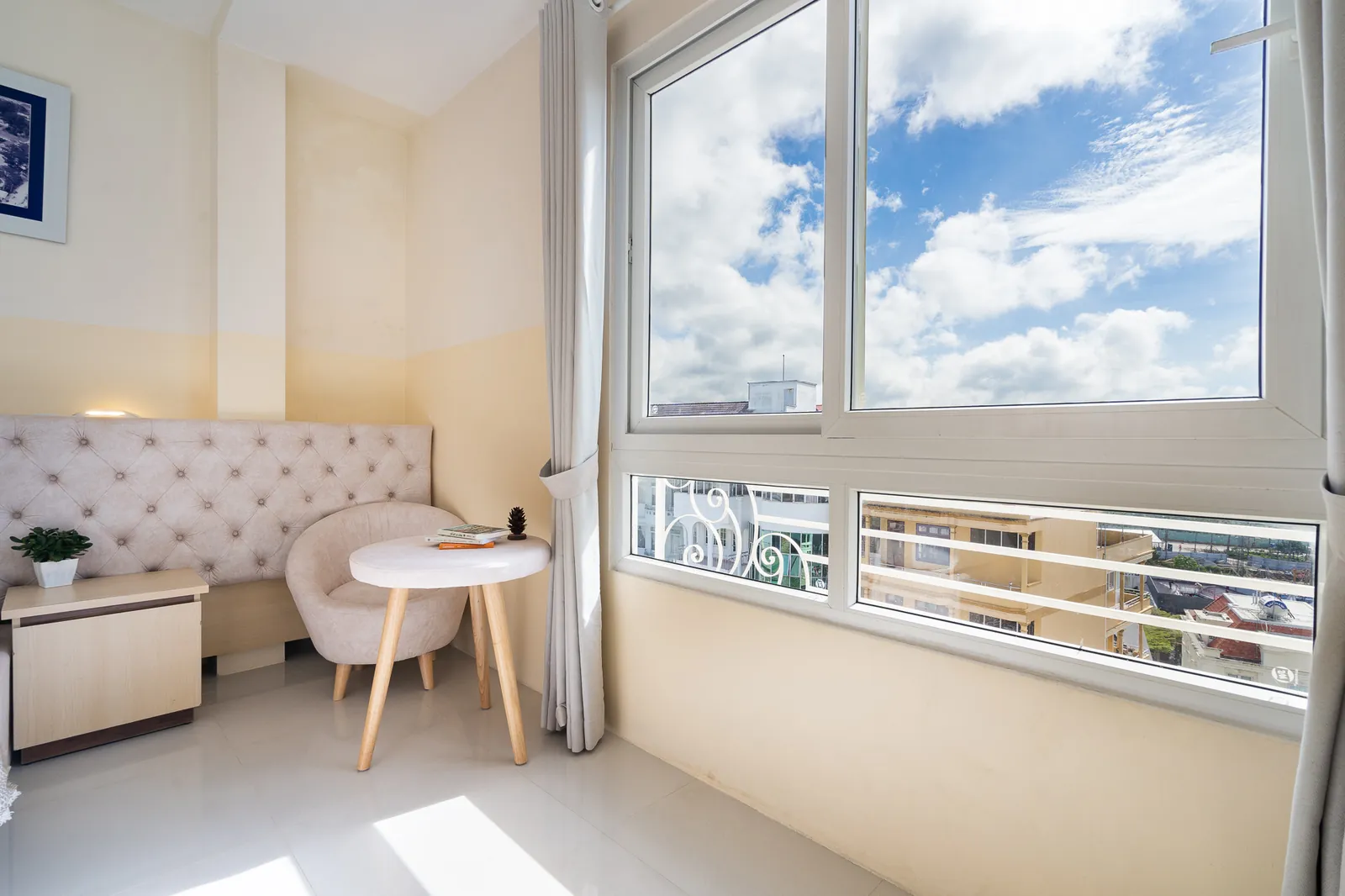 Ghế bành nhỏ và bàn tròn cạnh cửa sổ trong phòng Deluxe View