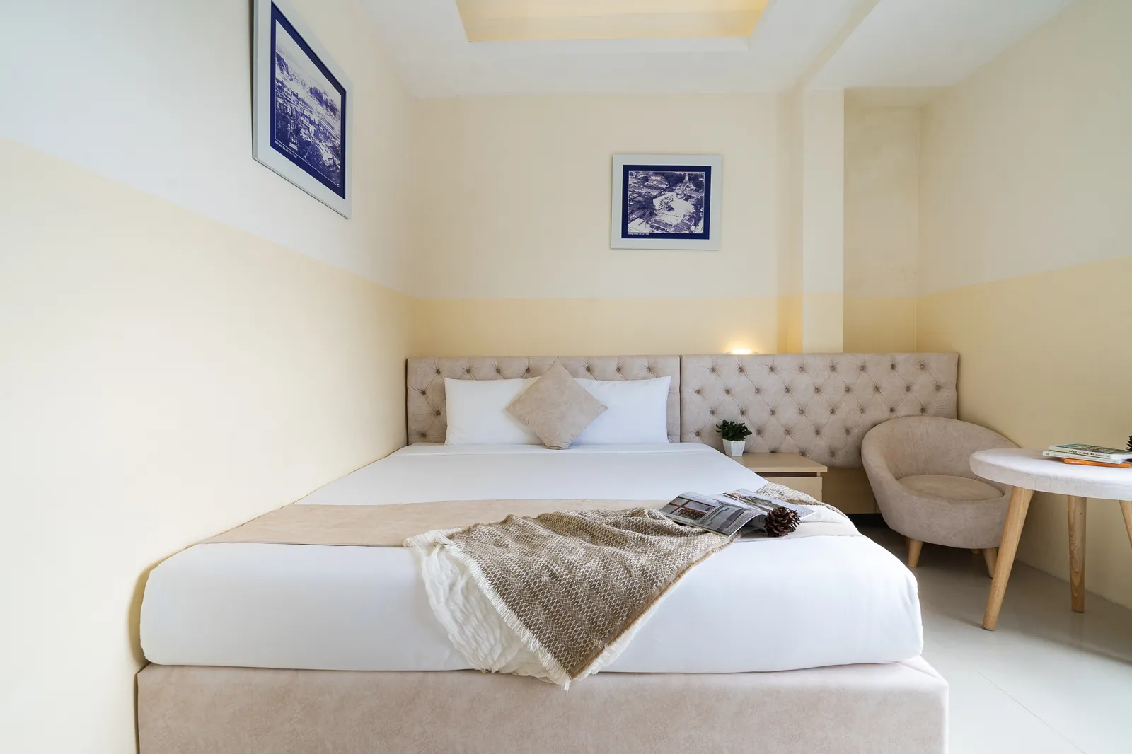 Giường 1.8m với đầu giường bọc nệm trong phòng Deluxe View