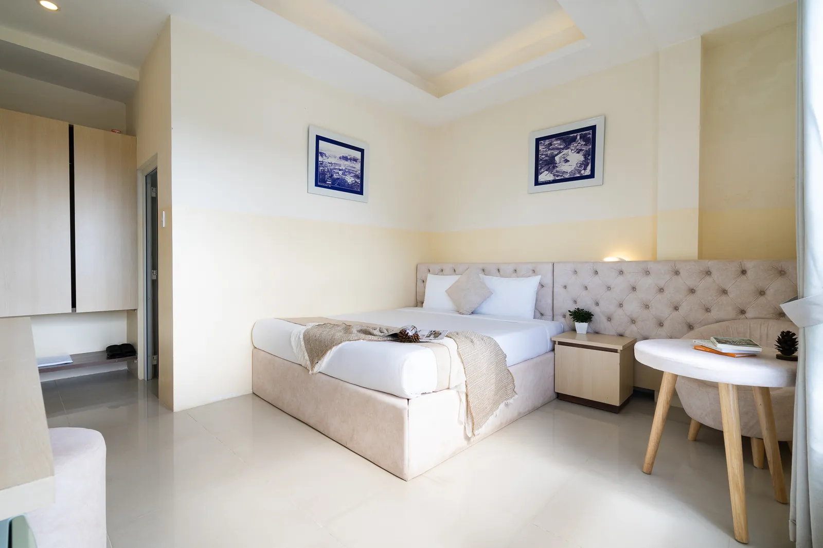 Toàn cảnh phòng Deluxe View nhìn từ cuối giường