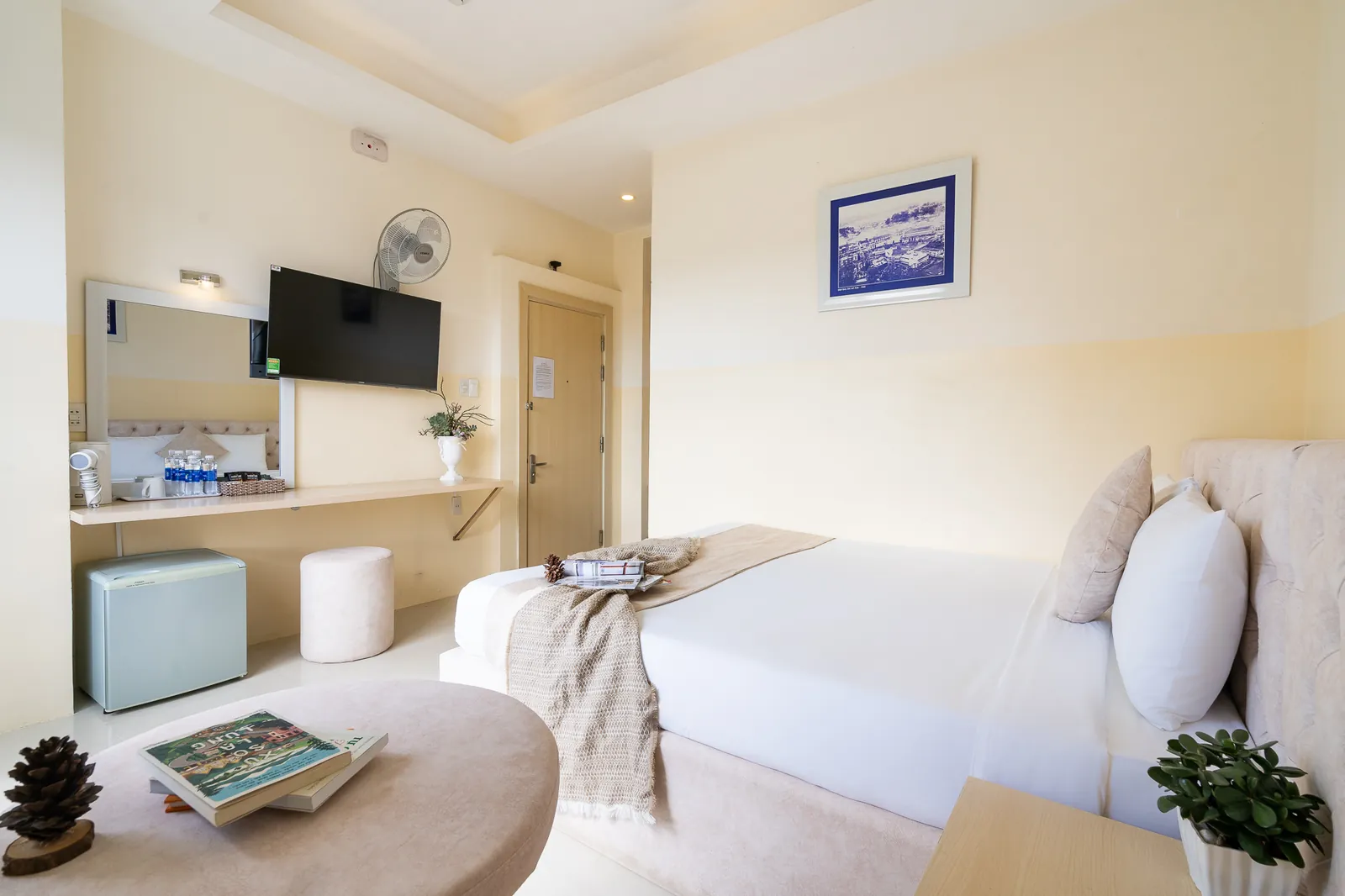 Góc giường, bàn trang điểm và bàn nhỏ trong phòng Deluxe View