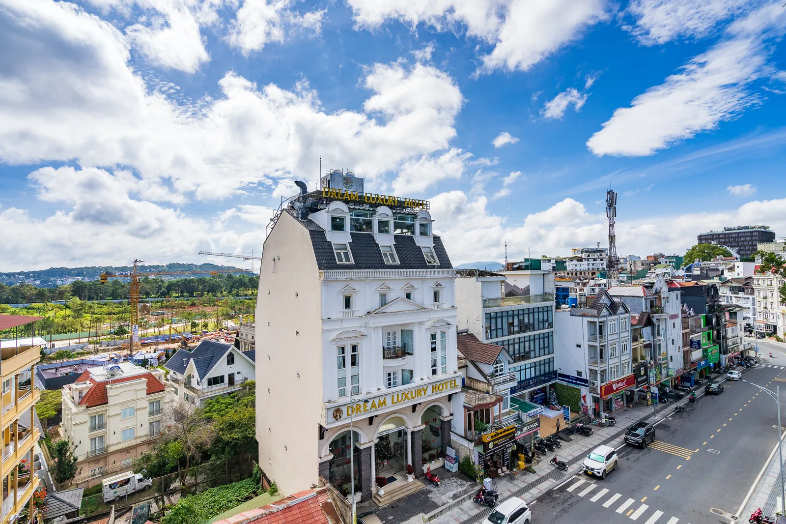 Cảnh phố và đồi xa nhìn từ cửa sổ phòng Deluxe View