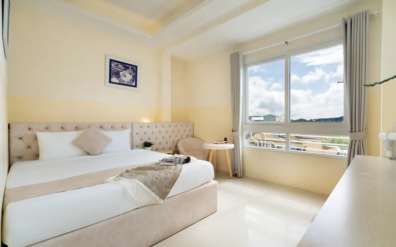 Phòng Đơn Cửa Sổ View — giường 1.8m, cửa sổ lớn nhìn ra trung tâm Đà Lạt