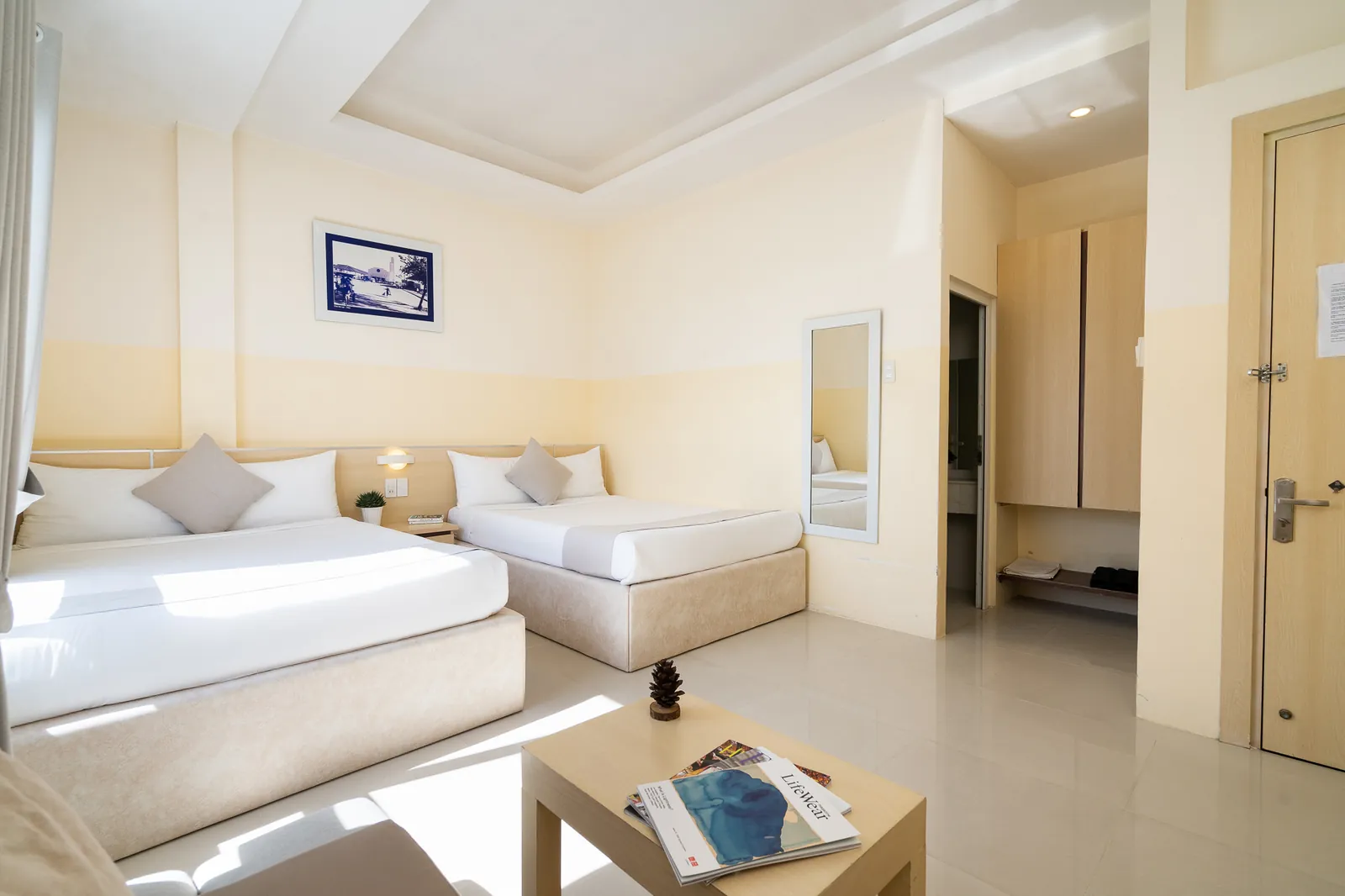Hai giường nhìn về phía cửa ra vào trong phòng Family View
