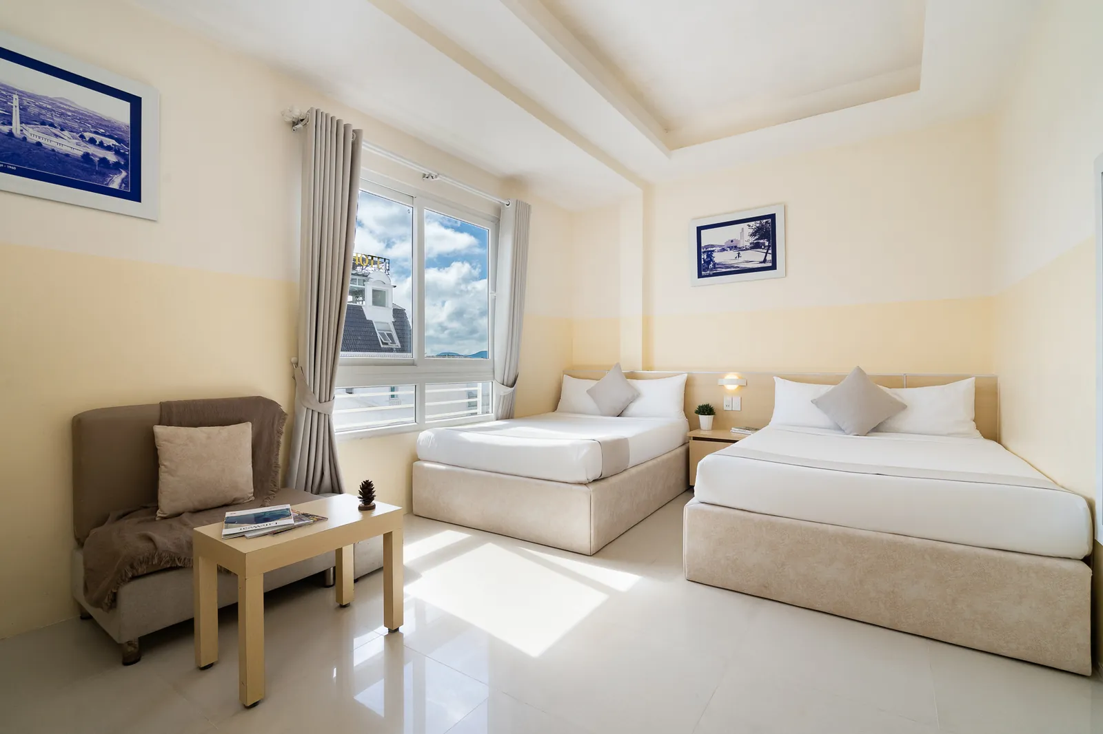 Ghế bành nhỏ, bàn trà và cửa sổ trong phòng Family View