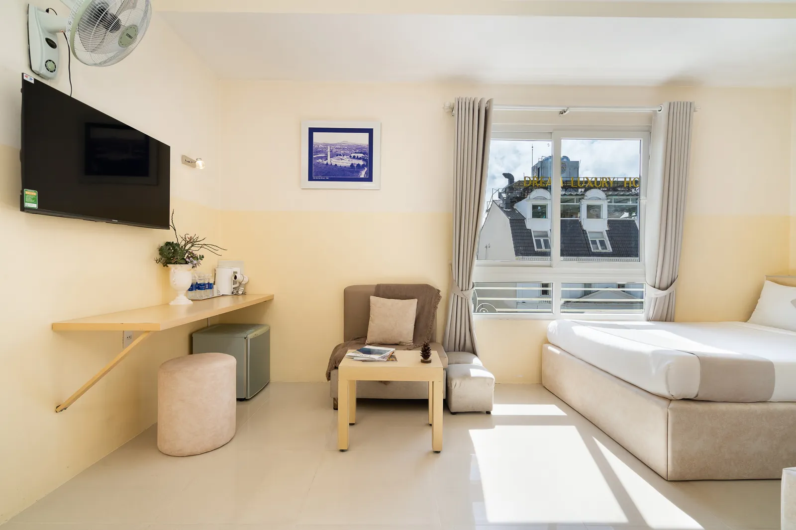 Cửa sổ nhìn ra các mái nhà từ phòng Family View