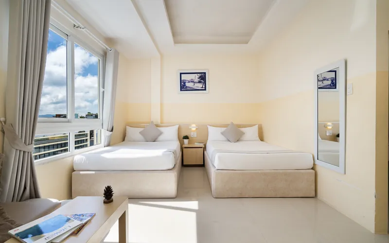 Phòng Đôi Cửa Sổ View — hai giường, cửa sổ nhìn ra phố Đà Lạt
