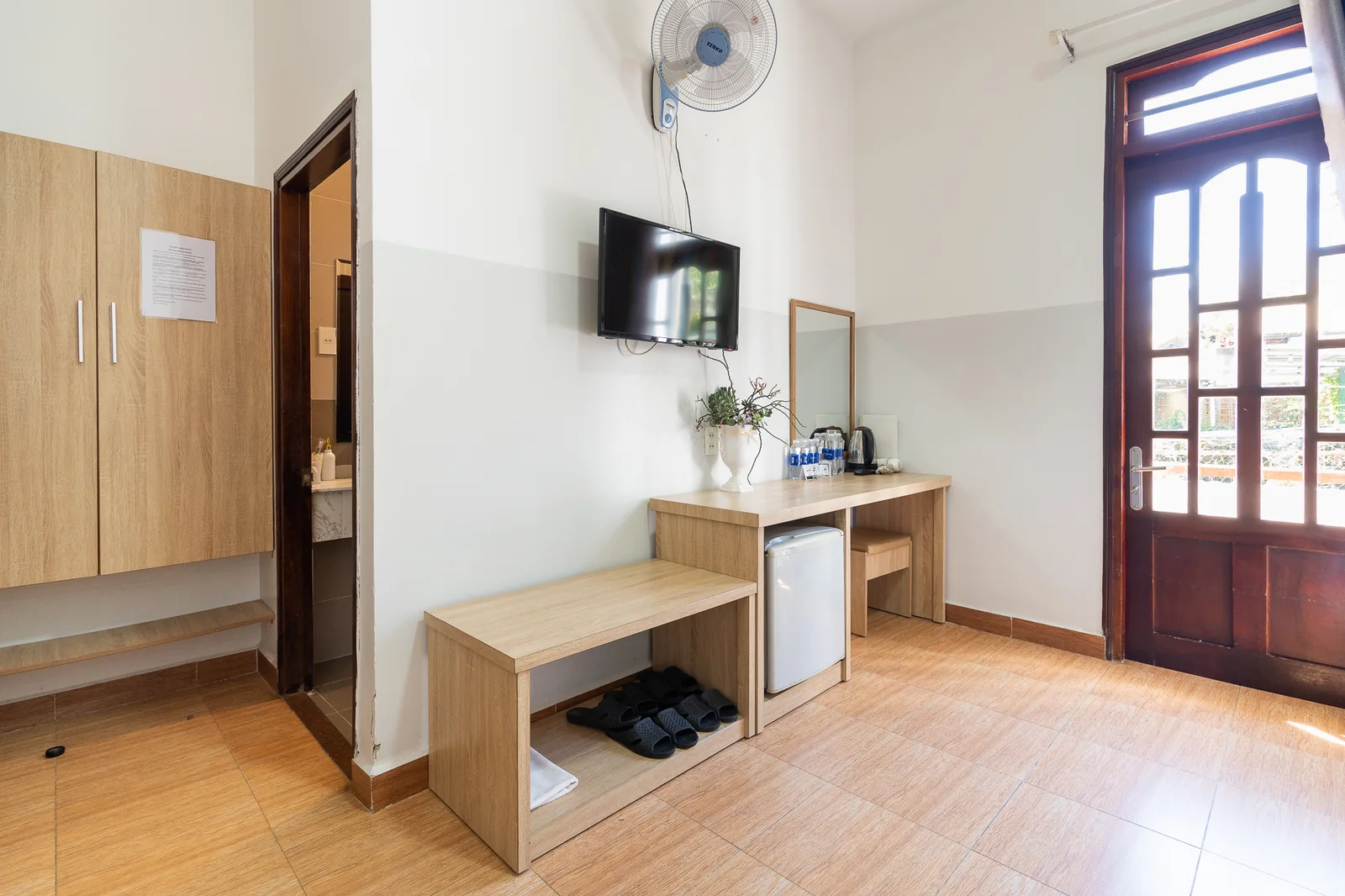 Bàn nhỏ, tủ gỗ và cửa ra vào trong phòng Family View khu Villa