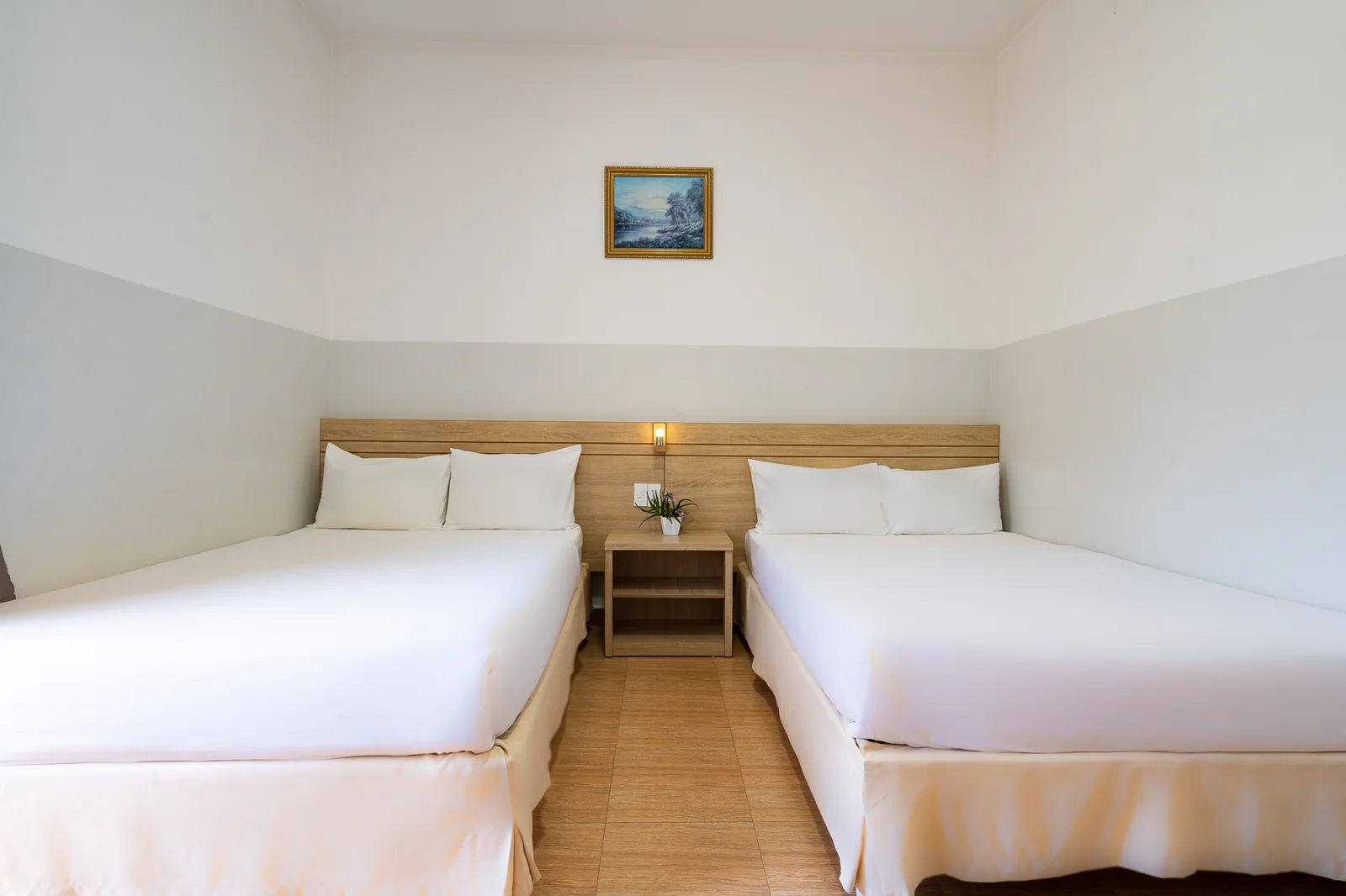 Hai giường 1.6m với đầu giường gỗ trong phòng Family View khu Villa