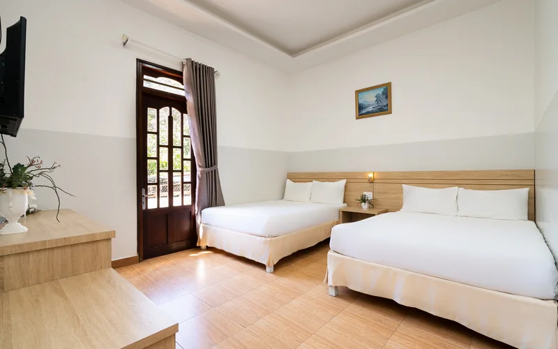 Phòng Đôi Cửa Sổ View Villa — khu nhà cổ, ban công riêng, khách sạn Ngọc Nguyên Anh Đà Lạt