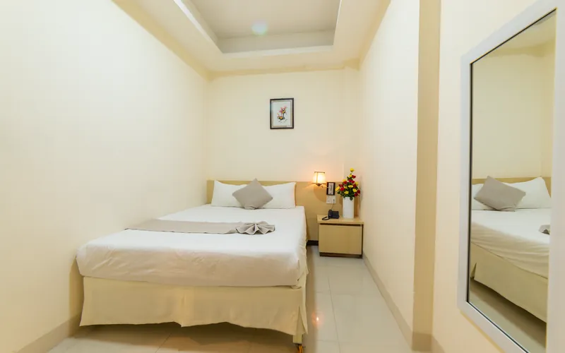 Phòng Đơn Không Cửa Sổ — giường đôi, đèn ngủ ấm, khách sạn Ngọc Nguyên Anh Đà Lạt