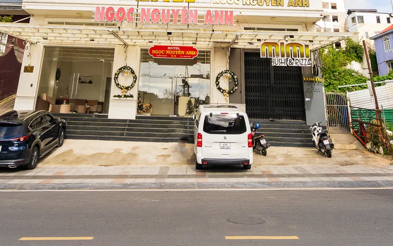 Ô tô và xe máy của khách đậu trước sảnh khách sạn Ngọc Nguyên Anh, 101–103 Bùi Thị Xuân