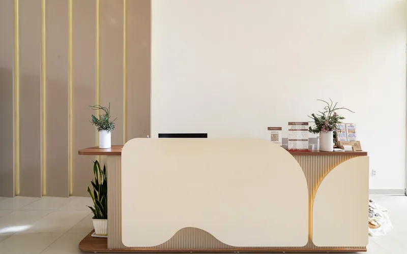 Quầy lễ tân khách sạn Ngọc Nguyên Anh, có người trực 24/7